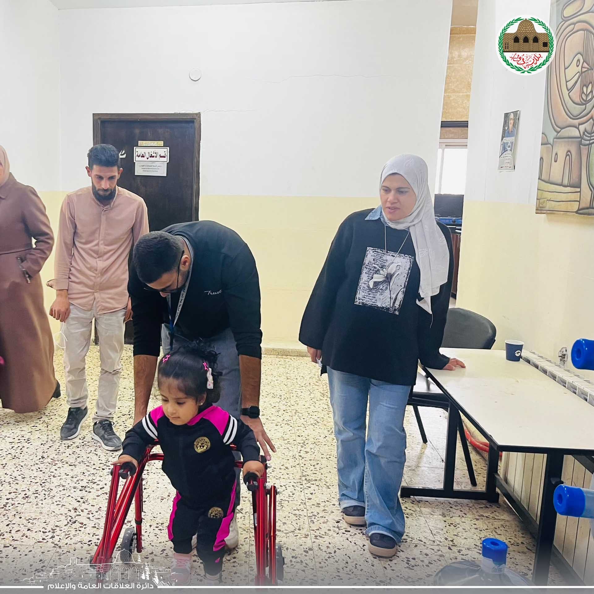 بلدية دورا وجمعية بيت لحم العربية للتأهيل تعقدان جلسة لتقييم الأشخاص ذوي الإعاقة وتسليم أدوات مساعدة