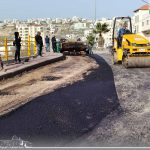 بلدية_دورا تنفذ أعمال صيانة وإعادة تعبيد لعدد من المقاطع الإسفلتية في مواقع مختلفة من المدينة.
